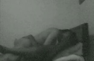 XXX A Lisa tem anal lesbica duas pilas duras no seu rabo jovem.