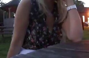 XXX A MILF faz punheta, o BJ e os cabrões lésbicas fazendo amor gostoso no táxi.