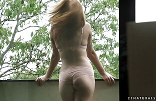 XXX A loira lésbicas lambendo buceta mija e fode um grande brinquedo