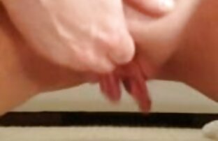 XXX A Mili esfrega a rata dela em meias sensuais. filme porno lesbico gratis
