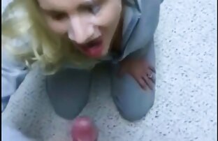 XXX Uma Pequena Babysitter colando o velcro Apanhada A Masturbar-Se.