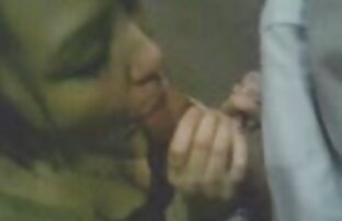 XXX A avozinha loira é lesbicasfazendosexo esmagada por duas pilas.